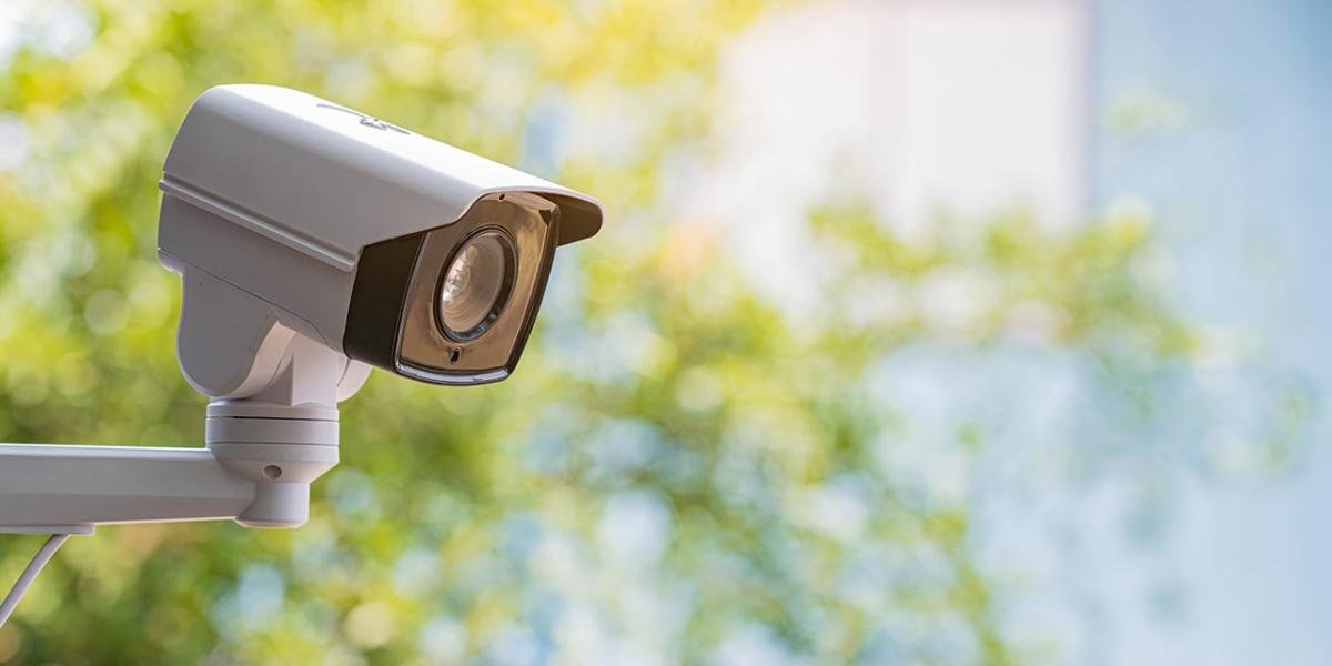 C&aacute;mara de seguridad instalada en el frente de un domicilio, orientada a la v&iacute;a p&uacute;blica